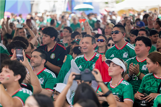 Marco Bonilla acompaña a chihuahuenses en Plaza del Ángel para apoyar a México en Mundial 2026 - imagen 1